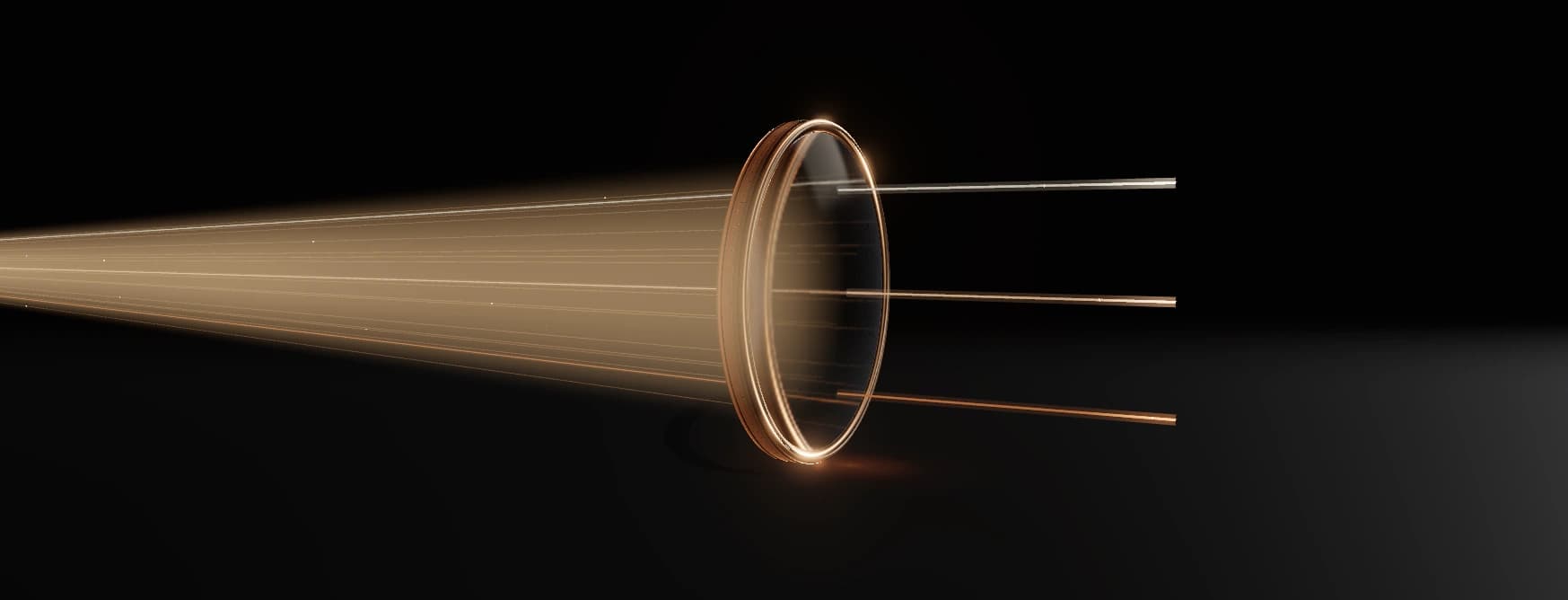 Eine kupfergefasste Glaslinse verwandelt einfallendes Licht in drei ausgehende Strahlen.